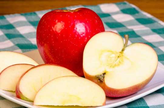Eating Plenty Of Apples, Berries And Tea Linked To Lower Risk Of Alzheimer's And Dementia